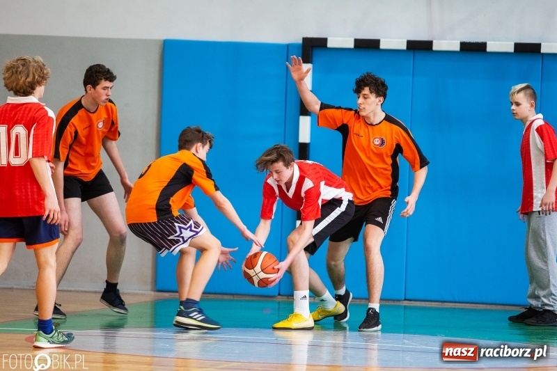 Zdjęcie w galerii na portalu naszraciborz.pl: Finały miejskie w koszykówce chłopców w raciborskim MOS-ie wiadomości z regionu