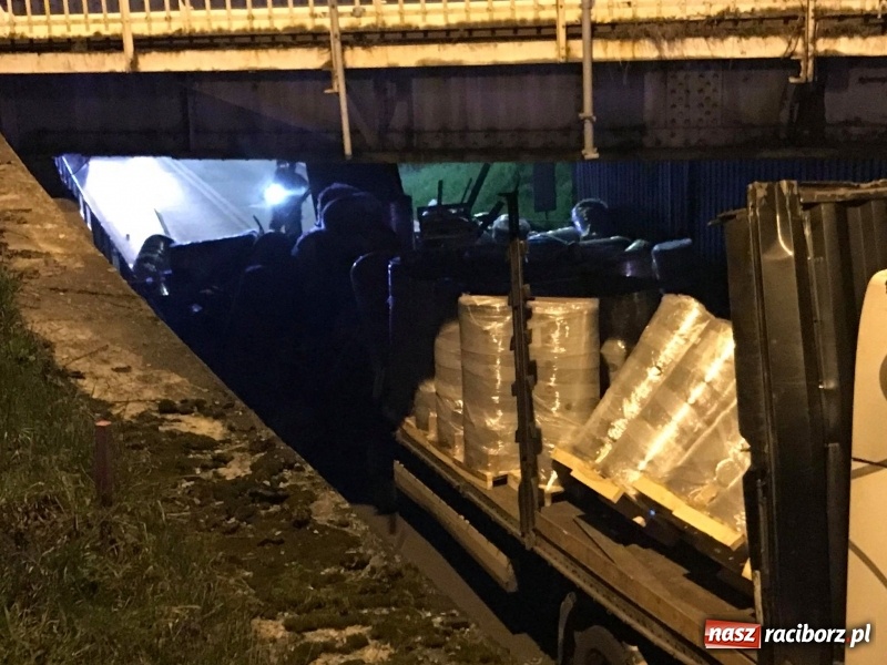 Zdjęcie w galerii na portalu naszraciborz.pl: Kierowca ściął naczepę. Wiadukt Bosacka-Rybnicka zablokowany wiadomości z regionu