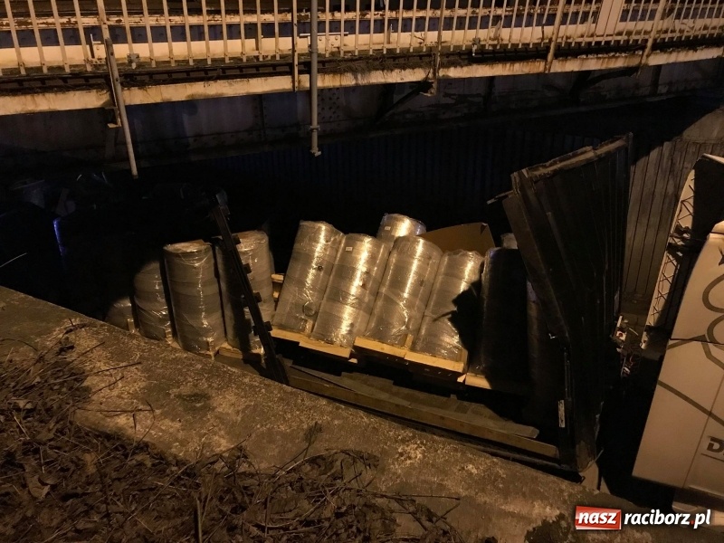 Zdjęcie w galerii na portalu naszraciborz.pl: Kierowca ściął naczepę. Wiadukt Bosacka-Rybnicka zablokowany wiadomości z regionu