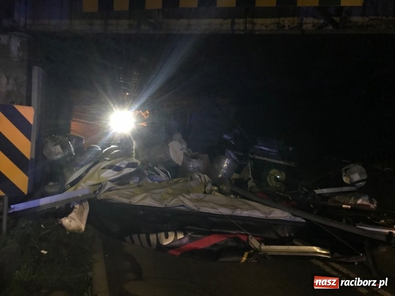 Zdjęcie w galerii na portalu naszraciborz.pl: Kierowca ściął naczepę. Wiadukt Bosacka-Rybnicka zablokowany wiadomości z regionu