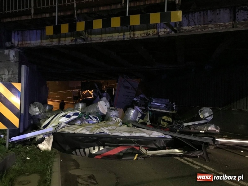 Zdjęcie w galerii na portalu naszraciborz.pl: Kierowca ściął naczepę. Wiadukt Bosacka-Rybnicka zablokowany wiadomości z regionu