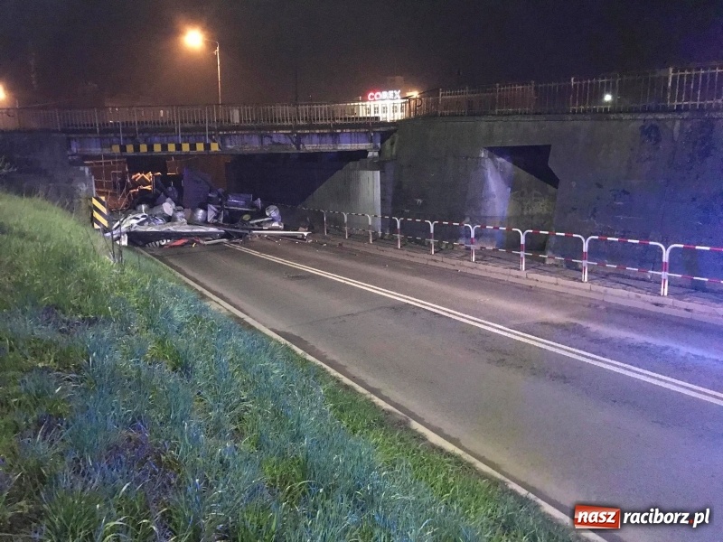 Zdjęcie w galerii na portalu naszraciborz.pl: Kierowca ściął naczepę. Wiadukt Bosacka-Rybnicka zablokowany wiadomości z regionu