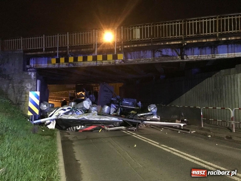 Zdjęcie w galerii na portalu naszraciborz.pl: Kierowca ściął naczepę. Wiadukt Bosacka-Rybnicka zablokowany wiadomości z regionu