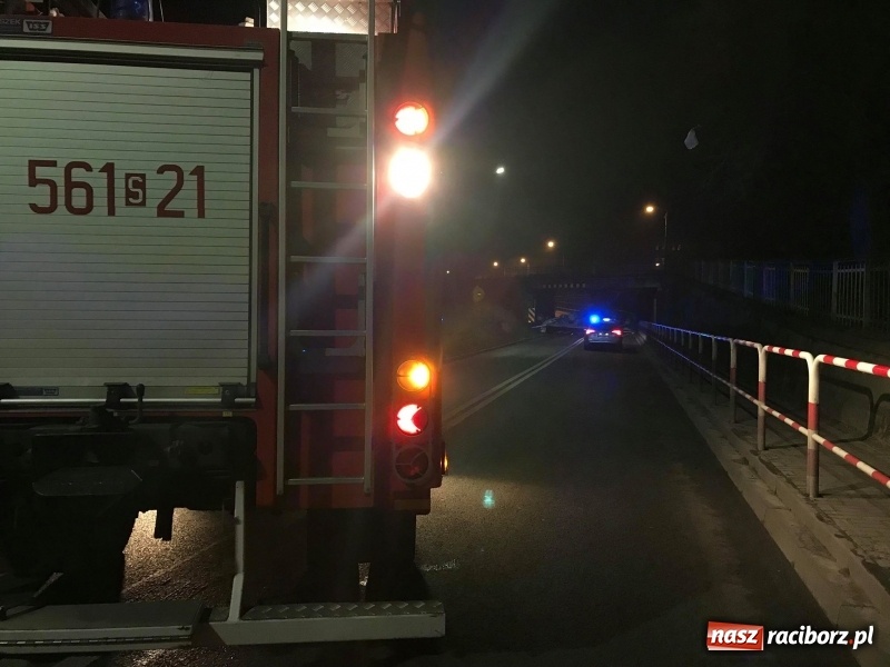 Zdjęcie w galerii na portalu naszraciborz.pl: Kierowca ściął naczepę. Wiadukt Bosacka-Rybnicka zablokowany wiadomości z regionu