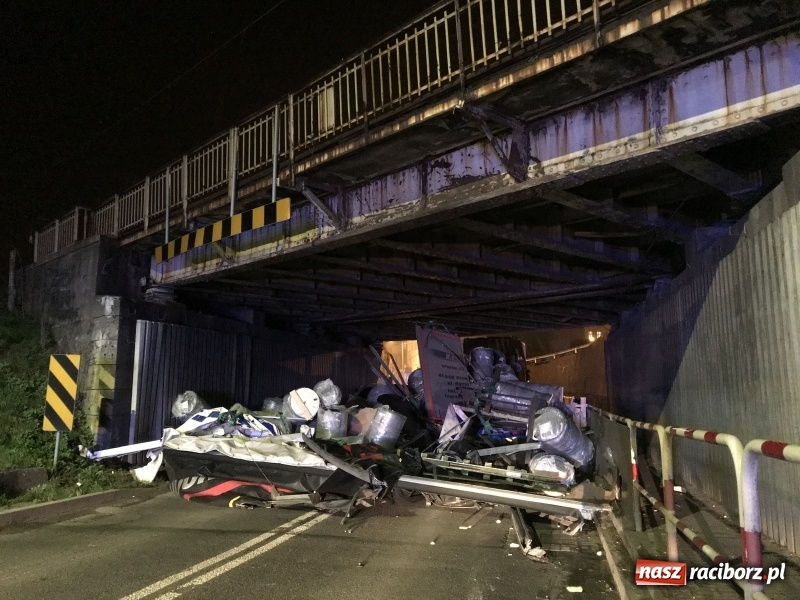 Zdjęcie w galerii na portalu naszraciborz.pl: Kierowca ściął naczepę. Wiadukt Bosacka-Rybnicka zablokowany wiadomości z regionu