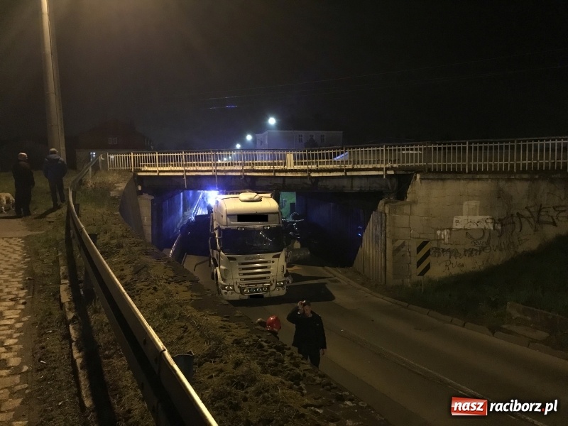 Zdjęcie w galerii na portalu naszraciborz.pl: Kierowca ściął naczepę. Wiadukt Bosacka-Rybnicka zablokowany wiadomości z regionu