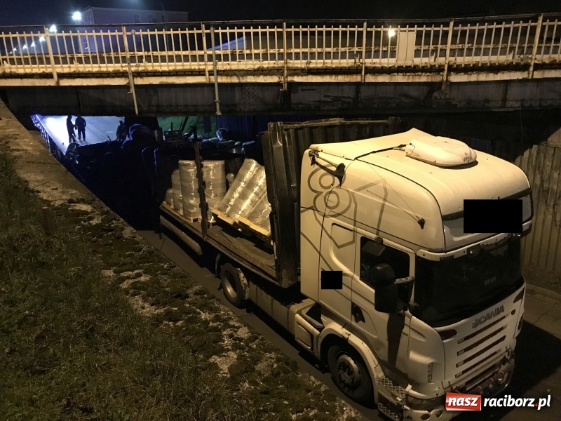 Zdjęcie w galerii na portalu naszraciborz.pl: Kierowca ściął naczepę. Wiadukt Bosacka-Rybnicka zablokowany wiadomości z regionu