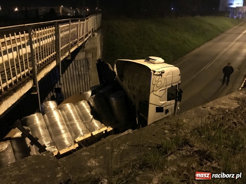 Zdjęcie w galerii na portalu naszraciborz.pl: Kierowca ściął naczepę. Wiadukt Bosacka-Rybnicka zablokowany wiadomości z regionu