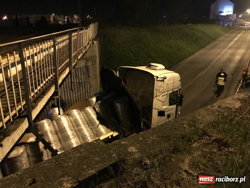 Zdjęcie w galerii na portalu naszraciborz.pl: Kierowca ściął naczepę. Wiadukt Bosacka-Rybnicka zablokowany wiadomości z regionu