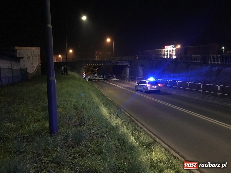 Zdjęcie w galerii na portalu naszraciborz.pl: Kierowca ściął naczepę. Wiadukt Bosacka-Rybnicka zablokowany wiadomości z regionu