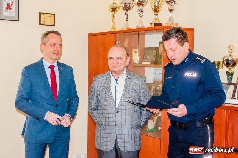 Zdjęcie w galerii na portalu naszraciborz.pl: Taksówkarz z Raciborza pomógł ująć oszustów. Dziś odebrał podziękowania wiadomości z regionu