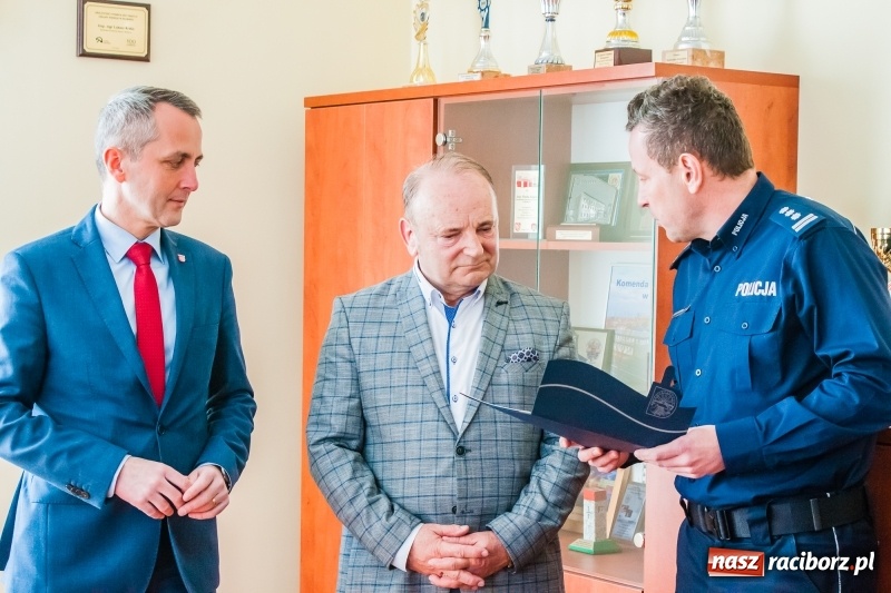 Zdjęcie w galerii na portalu naszraciborz.pl: Taksówkarz z Raciborza pomógł ująć oszustów. Dziś odebrał podziękowania wiadomości z regionu