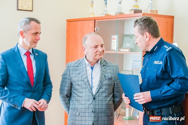 Zdjęcie w galerii na portalu naszraciborz.pl: Taksówkarz z Raciborza pomógł ująć oszustów. Dziś odebrał podziękowania wiadomości z regionu