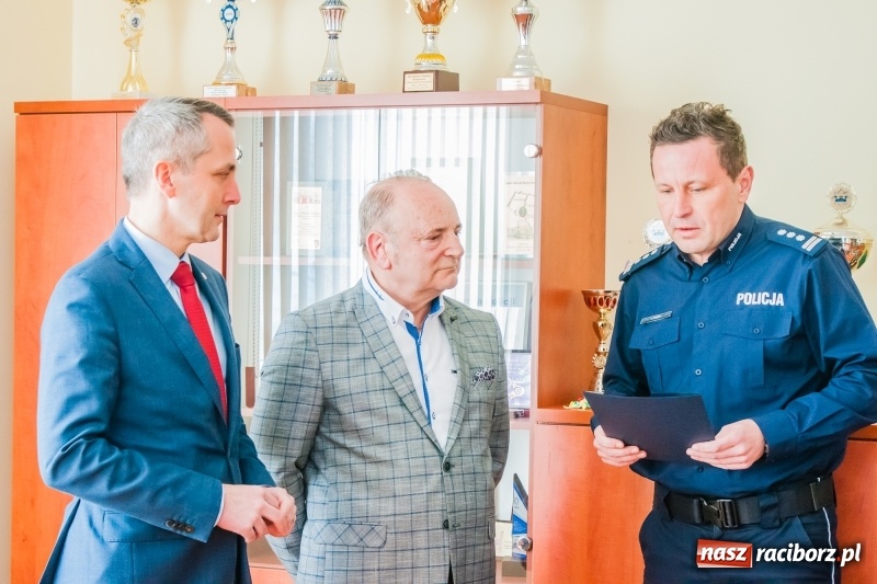 Zdjęcie w galerii na portalu naszraciborz.pl: Taksówkarz z Raciborza pomógł ująć oszustów. Dziś odebrał podziękowania wiadomości z regionu