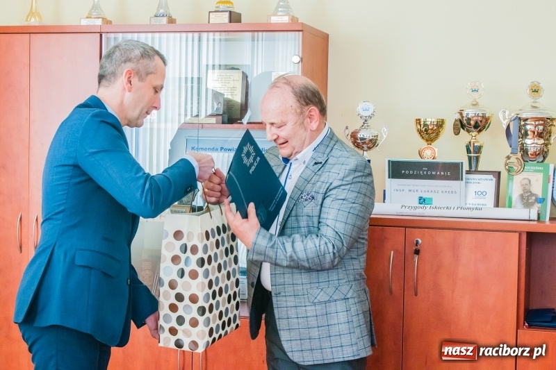 Zdjęcie w galerii na portalu naszraciborz.pl: Taksówkarz z Raciborza pomógł ująć oszustów. Dziś odebrał podziękowania wiadomości z regionu