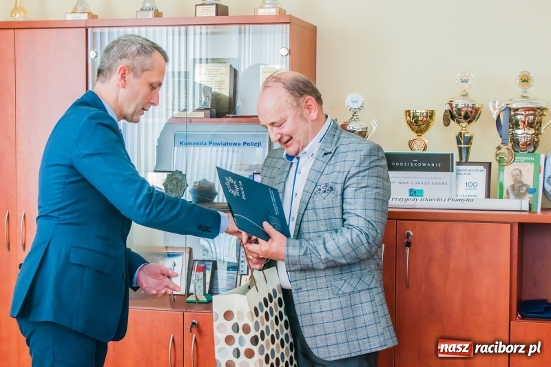 Zdjęcie w galerii na portalu naszraciborz.pl: Taksówkarz z Raciborza pomógł ująć oszustów. Dziś odebrał podziękowania wiadomości z regionu