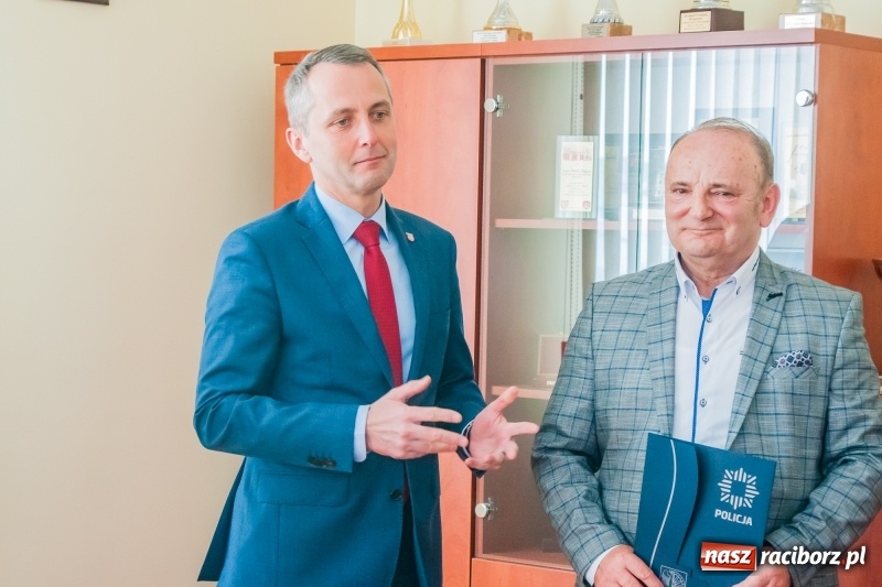 Zdjęcie w galerii na portalu naszraciborz.pl: Taksówkarz z Raciborza pomógł ująć oszustów. Dziś odebrał podziękowania wiadomości z regionu