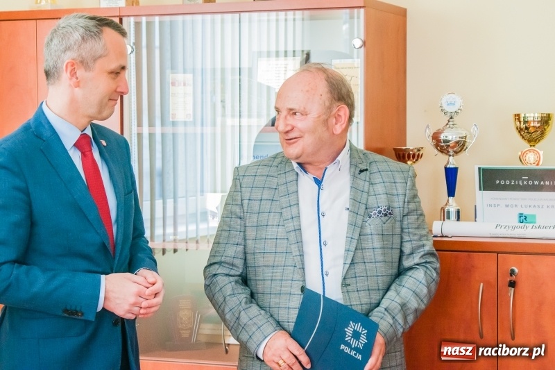 Zdjęcie w galerii na portalu naszraciborz.pl: Taksówkarz z Raciborza pomógł ująć oszustów. Dziś odebrał podziękowania wiadomości z regionu