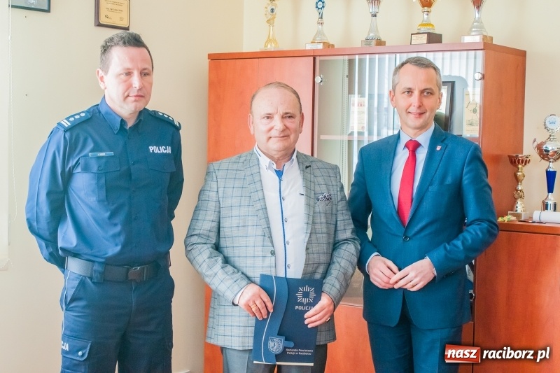 Zdjęcie w galerii na portalu naszraciborz.pl: Taksówkarz z Raciborza pomógł ująć oszustów. Dziś odebrał podziękowania wiadomości z regionu