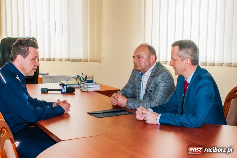 Zdjęcie w galerii na portalu naszraciborz.pl: Taksówkarz z Raciborza pomógł ująć oszustów. Dziś odebrał podziękowania wiadomości z regionu