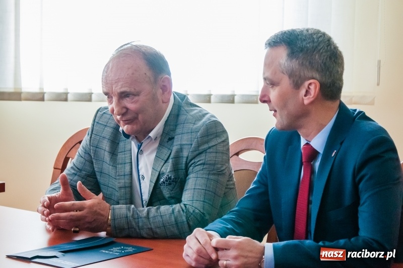 Zdjęcie w galerii na portalu naszraciborz.pl: Taksówkarz z Raciborza pomógł ująć oszustów. Dziś odebrał podziękowania wiadomości z regionu