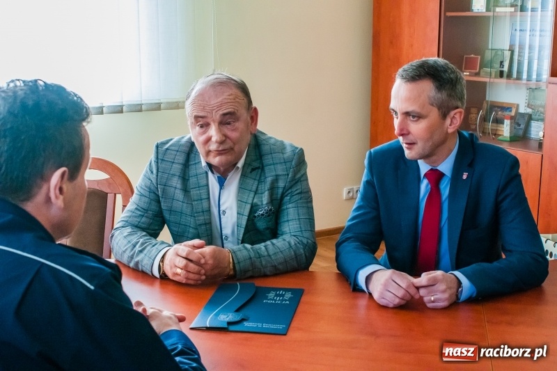 Zdjęcie w galerii na portalu naszraciborz.pl: Taksówkarz z Raciborza pomógł ująć oszustów. Dziś odebrał podziękowania wiadomości z regionu