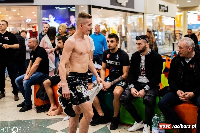 Zdjęcie w galerii na portalu naszraciborz.pl: Ostatnie odliczanie przed galą MMA w Raciborzu. Dziś odbyło się ważenie zawodników [FOTO i WIDEO] wiadomości z regionu