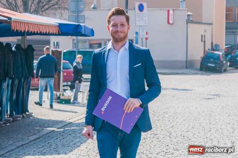 Zdjęcie w galerii na portalu naszraciborz.pl: Wiosna Biedronia to nie tylko Warszawa. Akcja zbierania podpisów na raciborskim rynku wiadomości z regionu