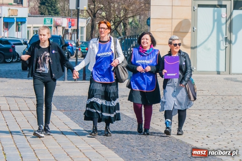 Zdjęcie w galerii na portalu naszraciborz.pl: Wiosna Biedronia to nie tylko Warszawa. Akcja zbierania podpisów na raciborskim rynku wiadomości z regionu