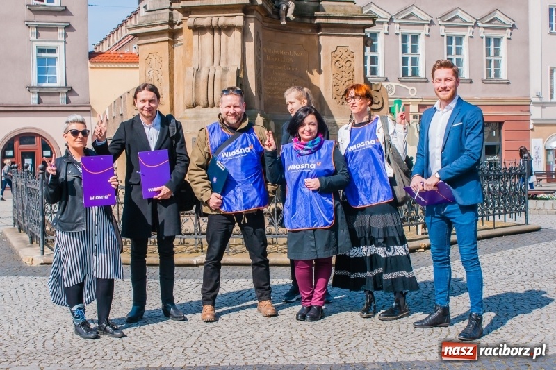 Zdjęcie w galerii na portalu naszraciborz.pl: Wiosna Biedronia to nie tylko Warszawa. Akcja zbierania podpisów na raciborskim rynku wiadomości z regionu
