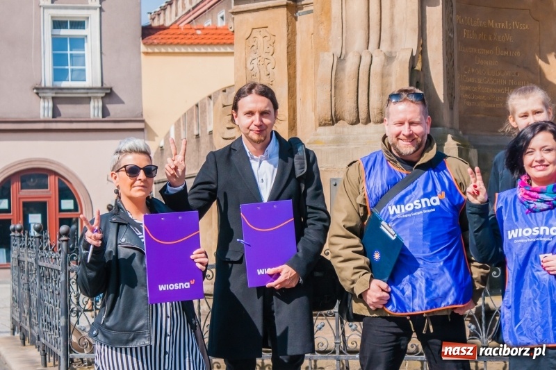 Zdjęcie w galerii na portalu naszraciborz.pl: Wiosna Biedronia to nie tylko Warszawa. Akcja zbierania podpisów na raciborskim rynku wiadomości z regionu