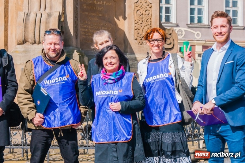 Zdjęcie w galerii na portalu naszraciborz.pl: Wiosna Biedronia to nie tylko Warszawa. Akcja zbierania podpisów na raciborskim rynku wiadomości z regionu