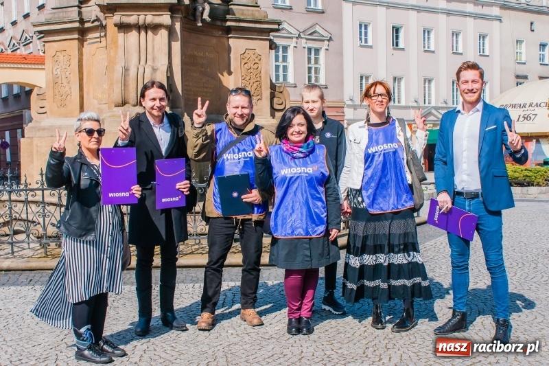 Zdjęcie w galerii na portalu naszraciborz.pl: Wiosna Biedronia to nie tylko Warszawa. Akcja zbierania podpisów na raciborskim rynku wiadomości z regionu