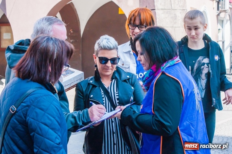 Zdjęcie w galerii na portalu naszraciborz.pl: Wiosna Biedronia to nie tylko Warszawa. Akcja zbierania podpisów na raciborskim rynku wiadomości z regionu