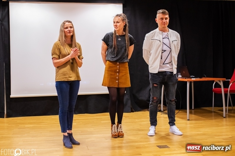 Zdjęcie w galerii na portalu naszraciborz.pl: Wernisaż wystawy Marcina Rychłego połączony z otwarciem izby średniowiecznej na zamku wiadomości z regionu