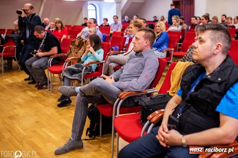 Zdjęcie w galerii na portalu naszraciborz.pl: Wernisaż wystawy Marcina Rychłego połączony z otwarciem izby średniowiecznej na zamku wiadomości z regionu