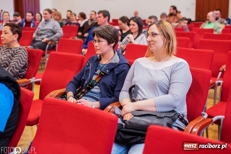 Zdjęcie w galerii na portalu naszraciborz.pl: Wernisaż wystawy Marcina Rychłego połączony z otwarciem izby średniowiecznej na zamku wiadomości z regionu