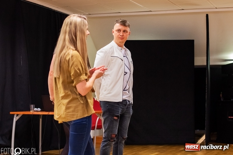 Zdjęcie w galerii na portalu naszraciborz.pl: Wernisaż wystawy Marcina Rychłego połączony z otwarciem izby średniowiecznej na zamku wiadomości z regionu