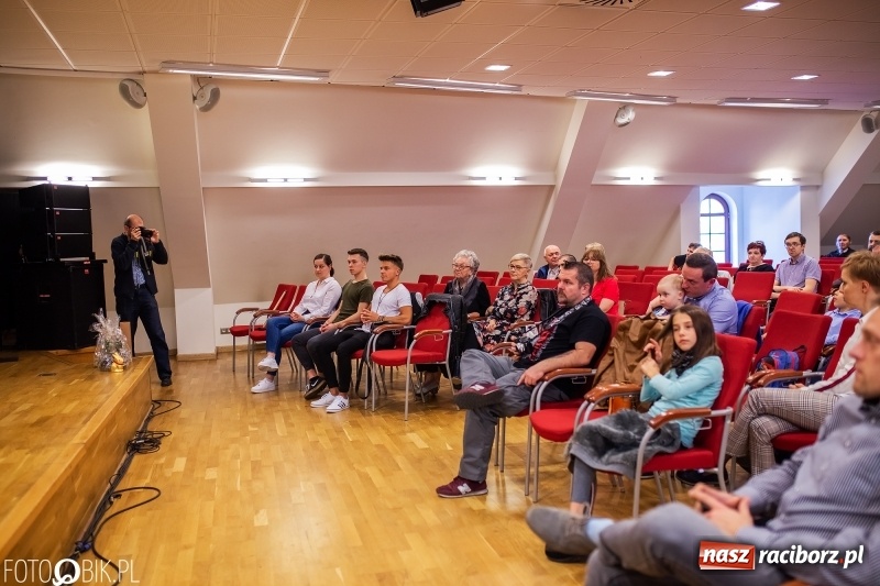 Zdjęcie w galerii na portalu naszraciborz.pl: Wernisaż wystawy Marcina Rychłego połączony z otwarciem izby średniowiecznej na zamku wiadomości z regionu