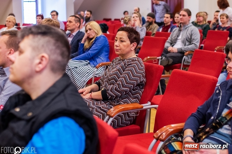 Zdjęcie w galerii na portalu naszraciborz.pl: Wernisaż wystawy Marcina Rychłego połączony z otwarciem izby średniowiecznej na zamku wiadomości z regionu