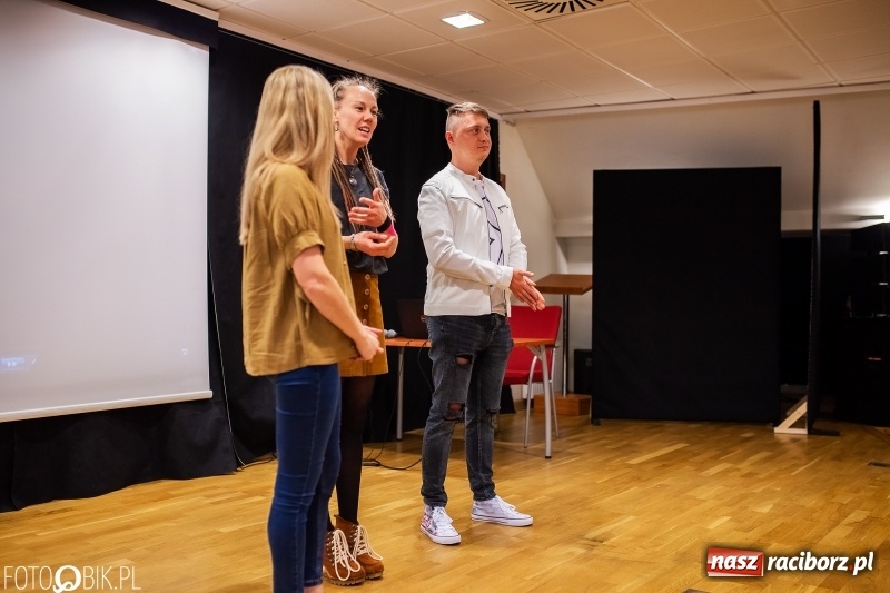 Zdjęcie w galerii na portalu naszraciborz.pl: Wernisaż wystawy Marcina Rychłego połączony z otwarciem izby średniowiecznej na zamku wiadomości z regionu