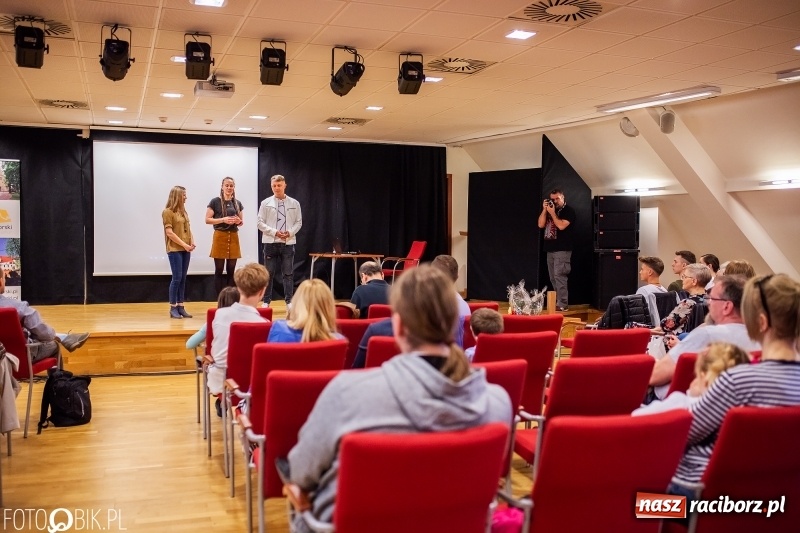 Zdjęcie w galerii na portalu naszraciborz.pl: Wernisaż wystawy Marcina Rychłego połączony z otwarciem izby średniowiecznej na zamku wiadomości z regionu