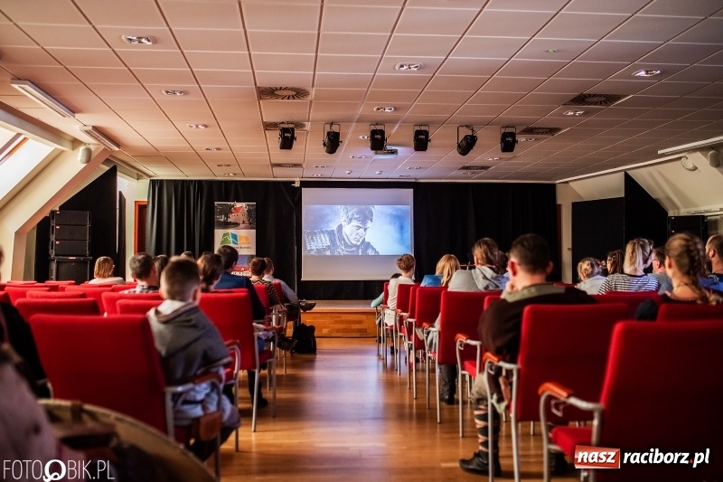 Zdjęcie w galerii na portalu naszraciborz.pl: Wernisaż wystawy Marcina Rychłego połączony z otwarciem izby średniowiecznej na zamku wiadomości z regionu