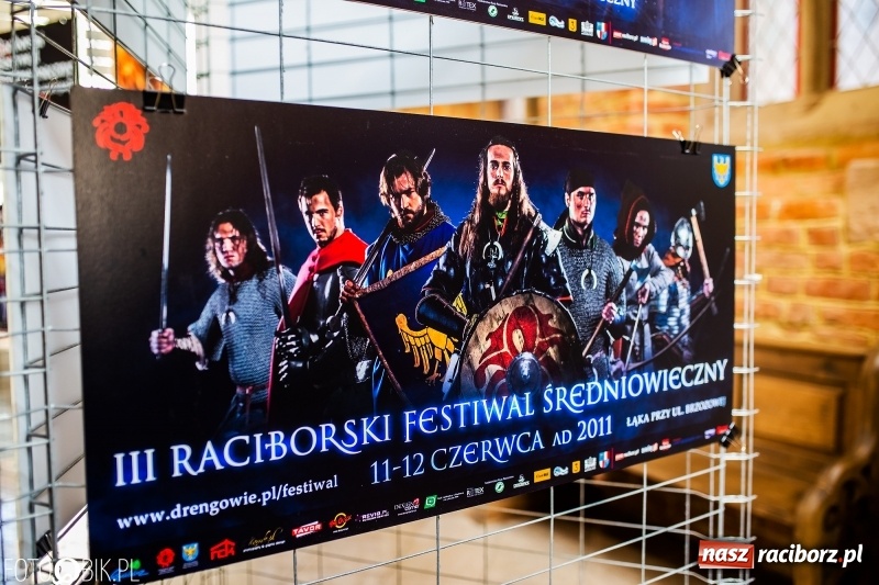 Zdjęcie w galerii na portalu naszraciborz.pl: Wernisaż wystawy Marcina Rychłego połączony z otwarciem izby średniowiecznej na zamku wiadomości z regionu