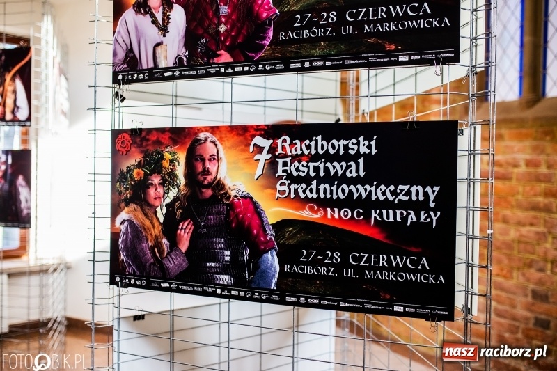 Zdjęcie w galerii na portalu naszraciborz.pl: Wernisaż wystawy Marcina Rychłego połączony z otwarciem izby średniowiecznej na zamku wiadomości z regionu