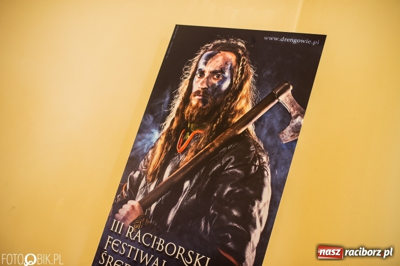 Zdjęcie w galerii na portalu naszraciborz.pl: Wernisaż wystawy Marcina Rychłego połączony z otwarciem izby średniowiecznej na zamku wiadomości z regionu