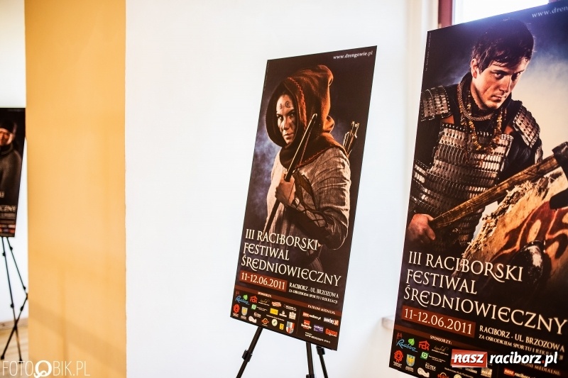 Zdjęcie w galerii na portalu naszraciborz.pl: Wernisaż wystawy Marcina Rychłego połączony z otwarciem izby średniowiecznej na zamku wiadomości z regionu