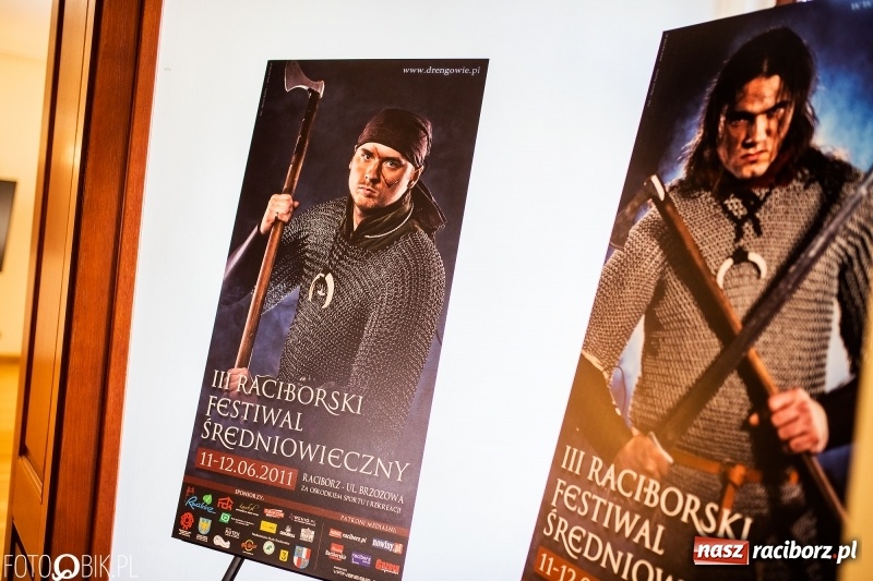 Zdjęcie w galerii na portalu naszraciborz.pl: Wernisaż wystawy Marcina Rychłego połączony z otwarciem izby średniowiecznej na zamku wiadomości z regionu