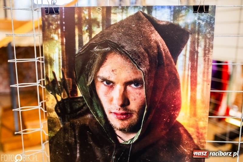 Zdjęcie w galerii na portalu naszraciborz.pl: Wernisaż wystawy Marcina Rychłego połączony z otwarciem izby średniowiecznej na zamku wiadomości z regionu