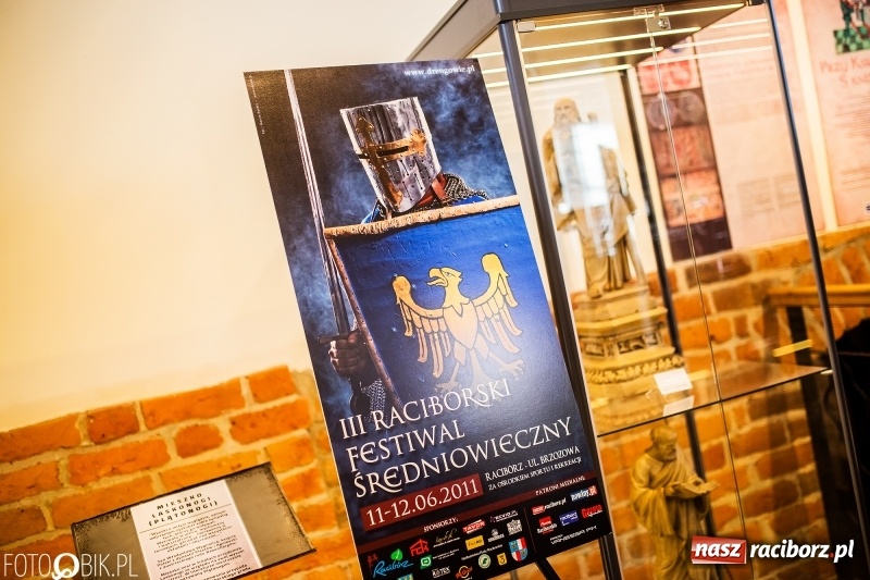 Zdjęcie w galerii na portalu naszraciborz.pl: Wernisaż wystawy Marcina Rychłego połączony z otwarciem izby średniowiecznej na zamku wiadomości z regionu